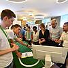 Der Funktionsweise der Supraleiter sind drei Schüler des Technischen Gymnasiums Donaueschingen bei einem Seminarkurs auf der Spur. Auf ...