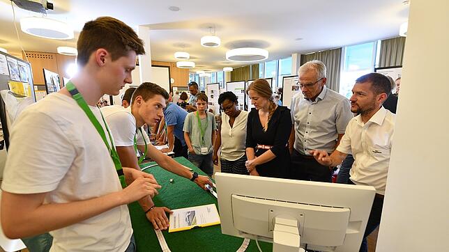 Der Funktionsweise der Supraleiter sind drei Schüler des Technischen Gymnasiums Donaueschingen bei einem Seminarkurs auf der Spur. Auf ...