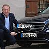 Freut sich über die neue Autonummer, die sich Oberbürgermeister Jan Zeitler an den Dienstwagen schrauben wird: ÜB-OB-1250. Die Zahl ...
