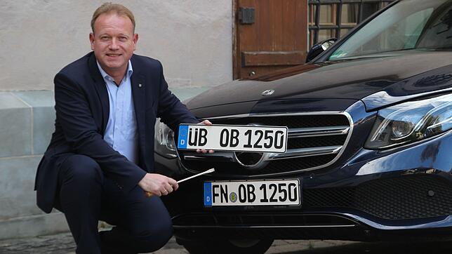Freut sich über die neue Autonummer, die sich Oberbürgermeister Jan Zeitler an den Dienstwagen schrauben wird: ÜB-OB-1250. Die Zahl ...