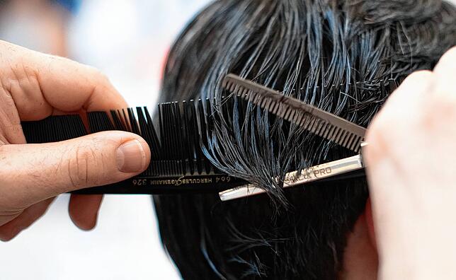 Vor allem Friseure trifft die Rückzahlung hart. Bei ihnen hatte sich bis zur Wiedereröffnung im Mai 2020 ein enormer Rückstau gebildet, ...