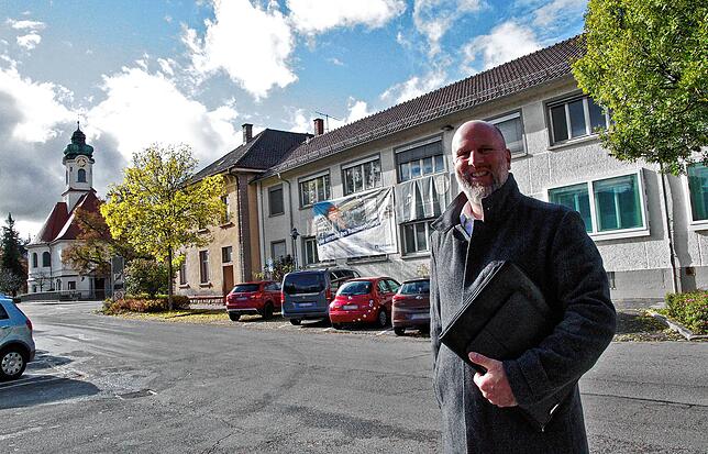 Jens Dast, Immobilienmakler von der Volksbank, vermarktet die Wohnungen, die gerade in Gebäuden im Hintergrund im Bereich ...