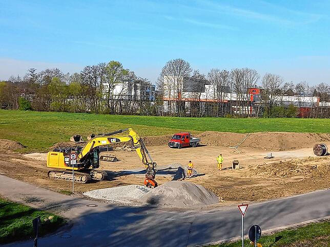 Auf der Riedheimer Seite der Straße, auf dieser Fläche zwischen dem früheren Schneider-Baumarkt (im Hintergrund) und dem Ort, werden die ...