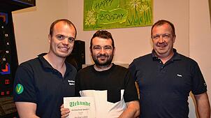 Der Vorsitzende Stefan König (links) und sein Stellvertreter Thomas Vögtle (rechts) würdigen die zehnjährige Mitarbeit von Michael ...