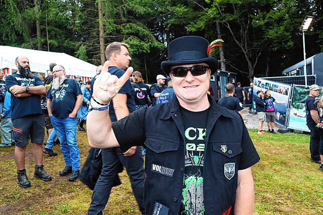 Der Metalergruß, die sprichwörtliche Pommesgabel, darf nicht fehlen.