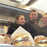 Burger am laufenden Band belegten (von links) Dilara Schneider, Eugen Miller und Tatjana Braun von "Daddy's Diner" aus Ravenburg. Hier ...