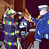 Erteilen einem Hänsele, der auf der Hofstatt mit der Karbatsche schnellte, einen Platzverweis: die Polizisten Stephan Stitzenberger und ...