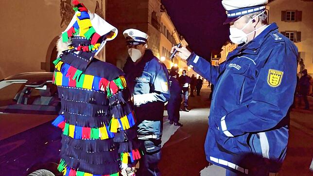 Erteilen einem Hänsele, der auf der Hofstatt mit der Karbatsche schnellte, einen Platzverweis: die Polizisten Stephan Stitzenberger und ...