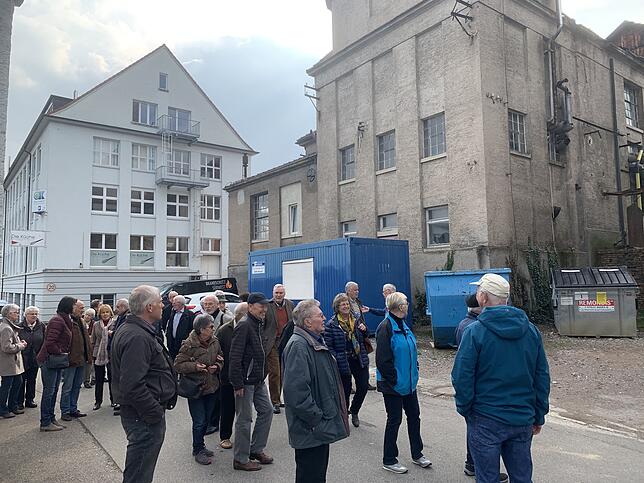 Fast 40 ehemalige Mitarbeiter der früheren Teppichfabrik Wehra machten sich am Donnerstagnachmittag auf Spurensuche an ihren früheren ...
