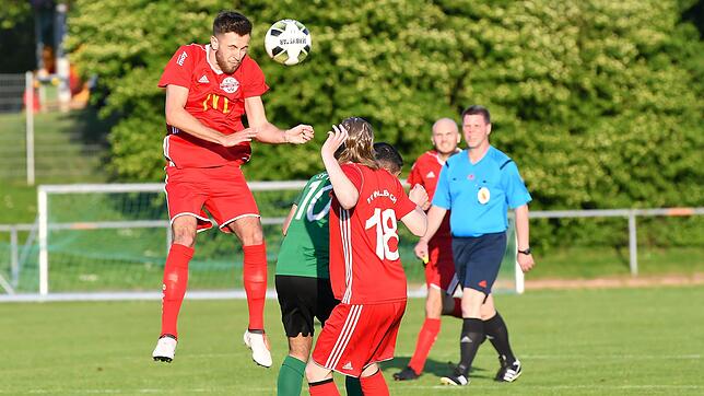 Torflaute beendet: Mike Heyde (links) musste fast ein halbes Jahr auf sein nächstes Punktspieltor warten. Beim 6:2-Erfolg des FC ...