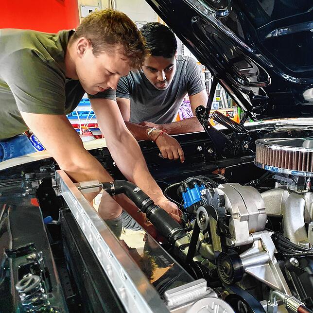 Dosif Mahilvathanan (rechts) schaut schraubt mit einem Kumpel an einem Auto rum. Der Schweizer führt im Kanton Schwyz eine Old- und ...