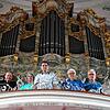 Im Einsatz für die neue Orgel: Die Arbeitsgruppe Salve Regina vor der stillgelegten Orgel in der katholischen Pfarrkirche Mariä ...