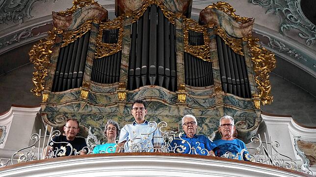 Im Einsatz für die neue Orgel: Die Arbeitsgruppe Salve Regina vor der stillgelegten Orgel in der katholischen Pfarrkirche Mariä ...