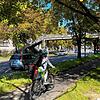 Eine Radfahrerin auf Höhe des Schulkomplexes am Zähringerplatz 1. Hier in diesem Bereich traf den Radler ein Stein.