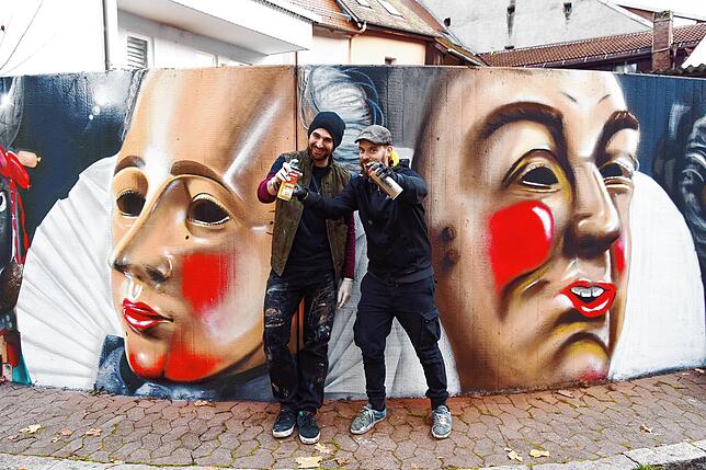 Das neueste Graffitiprojekt von Jonas Fehlinger ( rechts) und Steffen Schulz (links) in Villingen in der Goldgrubengasse.