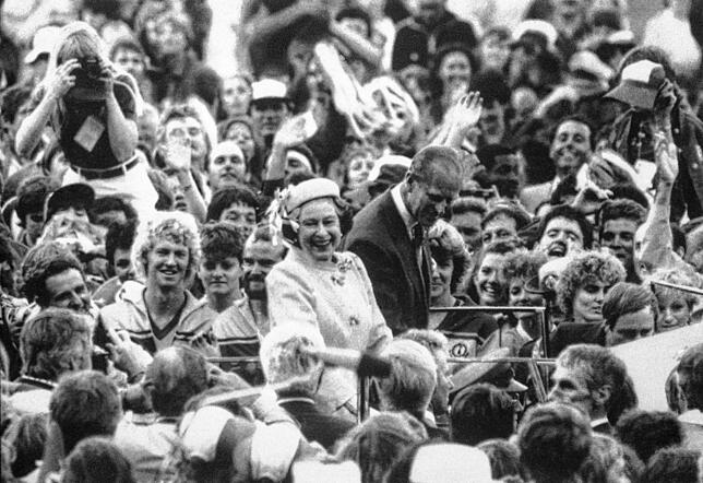 Die britische Königin Elizabeth II. (M) und ihr Ehemann Prinz Philip im Jahr 1982 im australischen Brisbane.