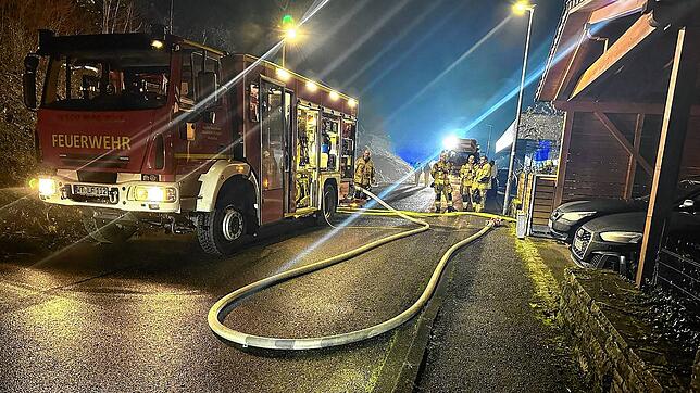 Mehrere hunderttausend Euro Schaden und ein Haus das nicht mehr bewohnbar ist: Die Feuerwehr Waldshut-Tiengen beim Löscheinsatz einer ...