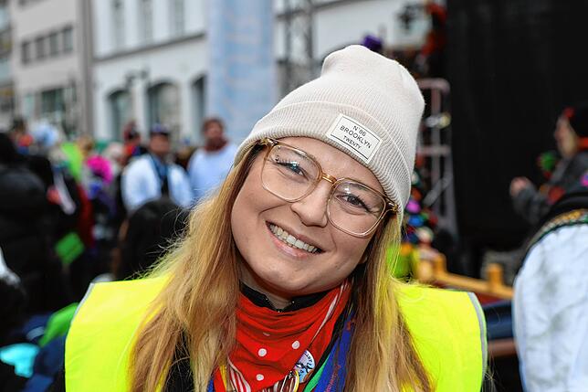 Bild 23: Schmotziger Dunschtig 2024: Auf und vor der Marktstätten-Bühne gibt es kein Halten mehr