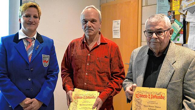 40 Jahre im Musikverein und jetzt Ehrenmitglied. Kurt Bernd Abrell (Mitte) und Horst Dieter Schippel erhalten für ihre Treue zum Verein ...
