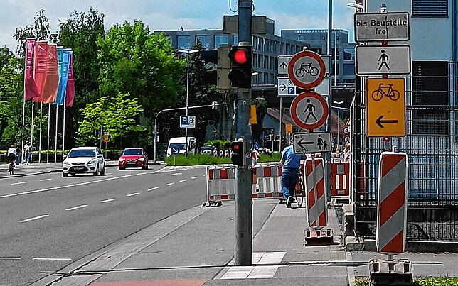 Mehrere Schilder zeigen an, dass es hier für Rad- und Fußverkehr nicht weitergeht. Für die sichere Weiterfahrt müssen sie die ...