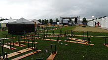 Sonntagmorgen nach dem großen Regen: Wer wollte hier noch feiern? Es war ein trostloses Szenario nach zwei tollen Festivaltagen.