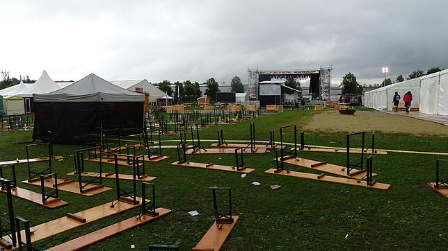 Sonntagmorgen nach dem großen Regen: Wer wollte hier noch feiern? Es war ein trostloses Szenario nach zwei tollen Festivaltagen.