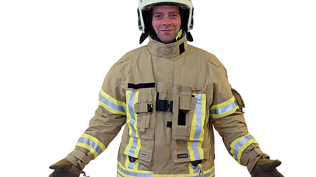 Feuerwehrmann Timo Hestle präsentiert die neue Schutzausrüstung.