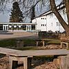 Wie an den anderen Schulen ist das Gebäude sowie der Pausenhof der Grafen-von-Zimmern-Realschule menschenleer. Wie lange die Schließung ...