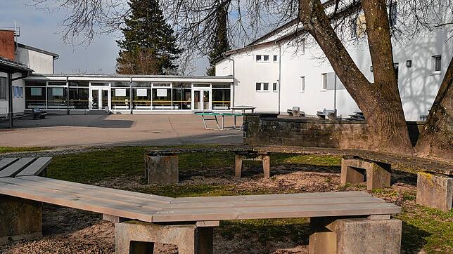 Wie an den anderen Schulen ist das Gebäude sowie der Pausenhof der Grafen-von-Zimmern-Realschule menschenleer. Wie lange die Schließung ...