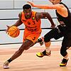 Wiedersehen macht Freude: Shaun Willett (am Ball) trifft am Samstag mit Heidelberg auf seine ehemaligen Panthers-Kollegen. Bild: Maurice ...