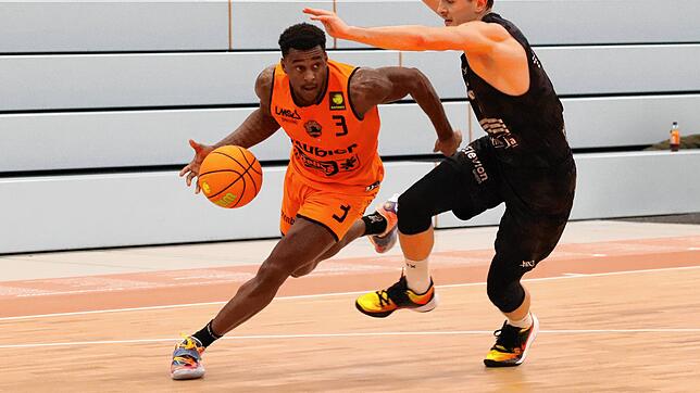 Wiedersehen macht Freude: Shaun Willett (am Ball) trifft am Samstag mit Heidelberg auf seine ehemaligen Panthers-Kollegen. Bild: Maurice ...