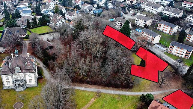 Laut Landesamt für Denkmalschutz genießt Schloss Rauenstein einen &bdquo;Umgebungsschutz&ldquo;, weshalb der zum Schloss gehörende Park ...