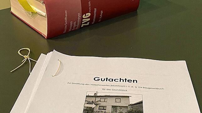 Ein Gutachten schätzt den Verkehrswert und beschreibt die Immobilie im Detail.
