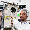 Dieser Satellit vom Bodensee macht sich bald auf den Weg ins Weltall. Jan Kasper, Leiter Systems Engineering bei Airbus, zeigt im ...