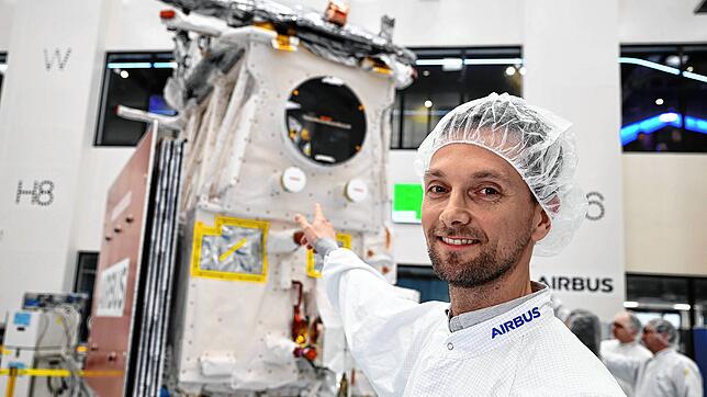 Dieser Satellit vom Bodensee macht sich bald auf den Weg ins Weltall. Jan Kasper, Leiter Systems Engineering bei Airbus, zeigt im ...