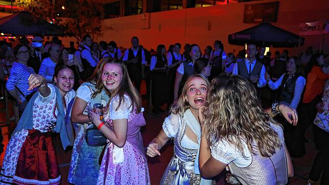 Mädels im Dirndl, wie hier im Jahr 2023, sind beim Weinfest ebenso gerne gesehen wie Lederhosenträger. Unter dem Strich gibt es für den ...