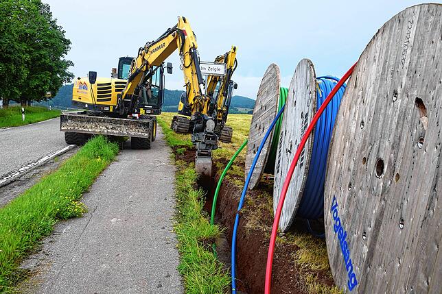 Ein Tiefbauunternehmen gräbt im Juni 2024 über Land einen Graben für den Breitbandausbau – hier auf der Gemarkung der Gemeinde Rickenbach.
