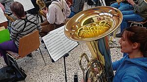 Die Musiker bereiten sich fleißig auf ihr Konzert vor.