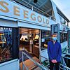 Felix Müller, Praktikant auf der Seegold, der eine Ausbildung zum Binnenschiffer anstrebt, empfängt am Landungsplatz Überlingen Gäste ...