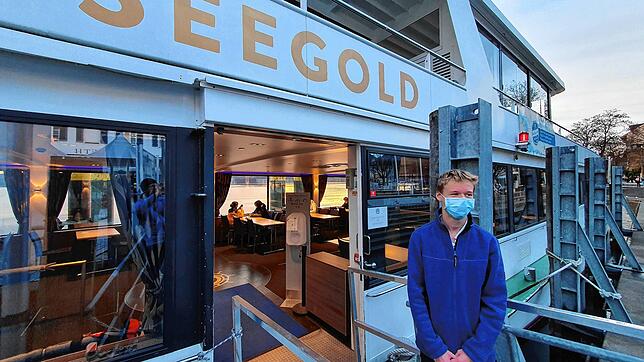 Felix Müller, Praktikant auf der Seegold, der eine Ausbildung zum Binnenschiffer anstrebt, empfängt am Landungsplatz Überlingen Gäste ...