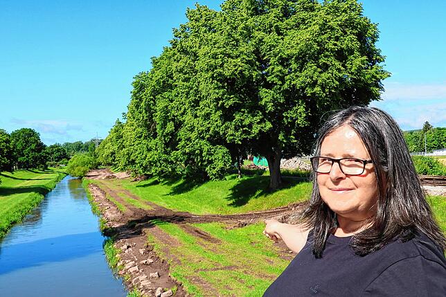 RP-Projektleiterin Marlene Reichegger zeigt, wie die Uferbefestigung der Breg schon in großen Teilen entfernt worden ist.