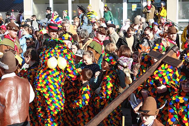 Bild 33: Die schönsten Bilder vom Kinderumzug und Kindernarrenbaumstellen am Fastnachtsdienstag