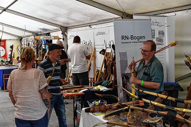 Bild 27: Ausgelassene Stimmung in Eigeltingen: Die 25. Internationale Bogen- und Messermachermesse in der Lochmühle