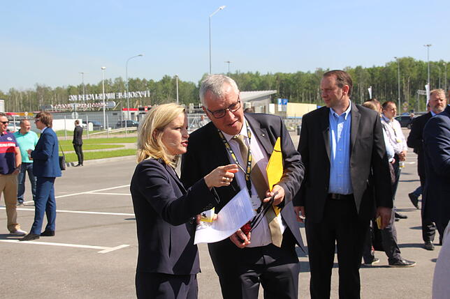 Peter Gerstmann, Vorsitzender der Geschäftsführung der Zeppelin GmbH im Gespräch mit Denise Johnson, bei Caterpillar für das ...