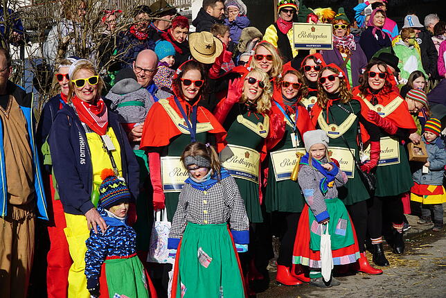 Dicht an dicht stand das närrische Volk, hier eine Gruppe aus Dittishausen im Out einer bekannten Sektmarke. Bild: Gerold Bächle