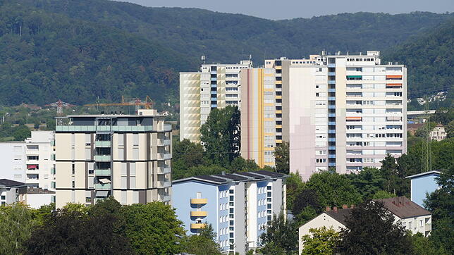 In ihre beiden Hochhäuser am Fécampring baut die Wohnbau für rund eine Million Euro neue Liftanlagen ein.