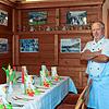 Armin Eha, Donautal-Gastwirt und Regionalbeauftragter des Deutschen Hotel- und Gaststättenverbands Dehoga, blickt sorgenvoll in die nahe ...
