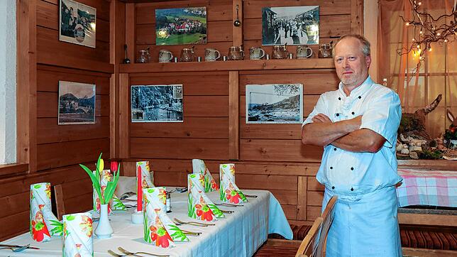 Armin Eha, Donautal-Gastwirt und Regionalbeauftragter des Deutschen Hotel- und Gaststättenverbands Dehoga, blickt sorgenvoll in die nahe ...