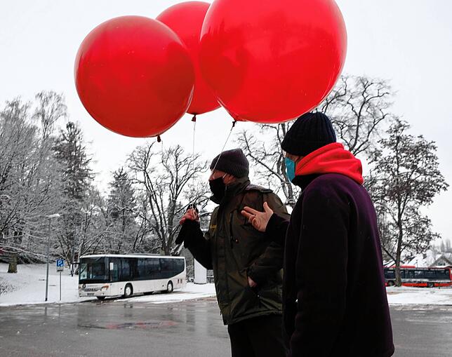 Die Ballons sind an der Schlachthausstraße bereit zum Abheben. Initiatoren der Aktion sind Ingenieur Eric Hueber (rechts) und Architekt ...