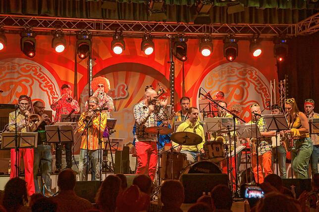 Bild 32: Papi's Pumpels: schrille Party im 70er Jahre-Look